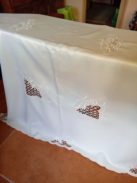 Obrus z haftem richelieu