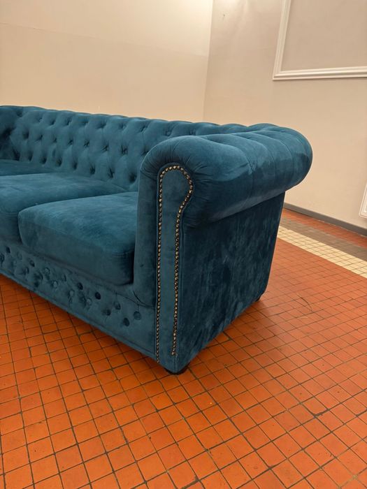 Sofa używana, w bardzo dobrym stanie. Solidna i reprezentacyjna.