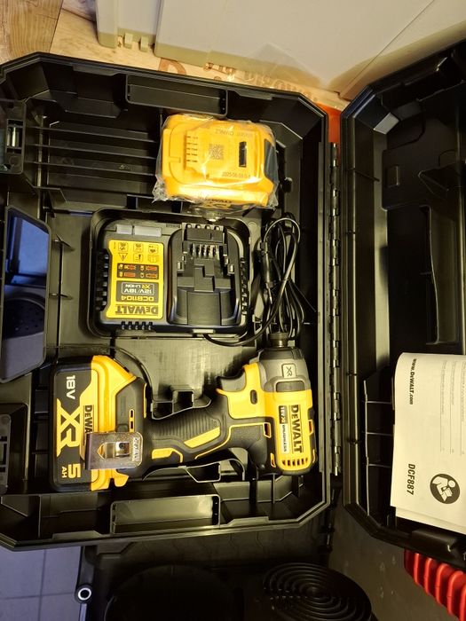 DEWALT Zakrętarka udarowa bezszczotkowa 18V xr + 2x akumulatory 5.0 Ah