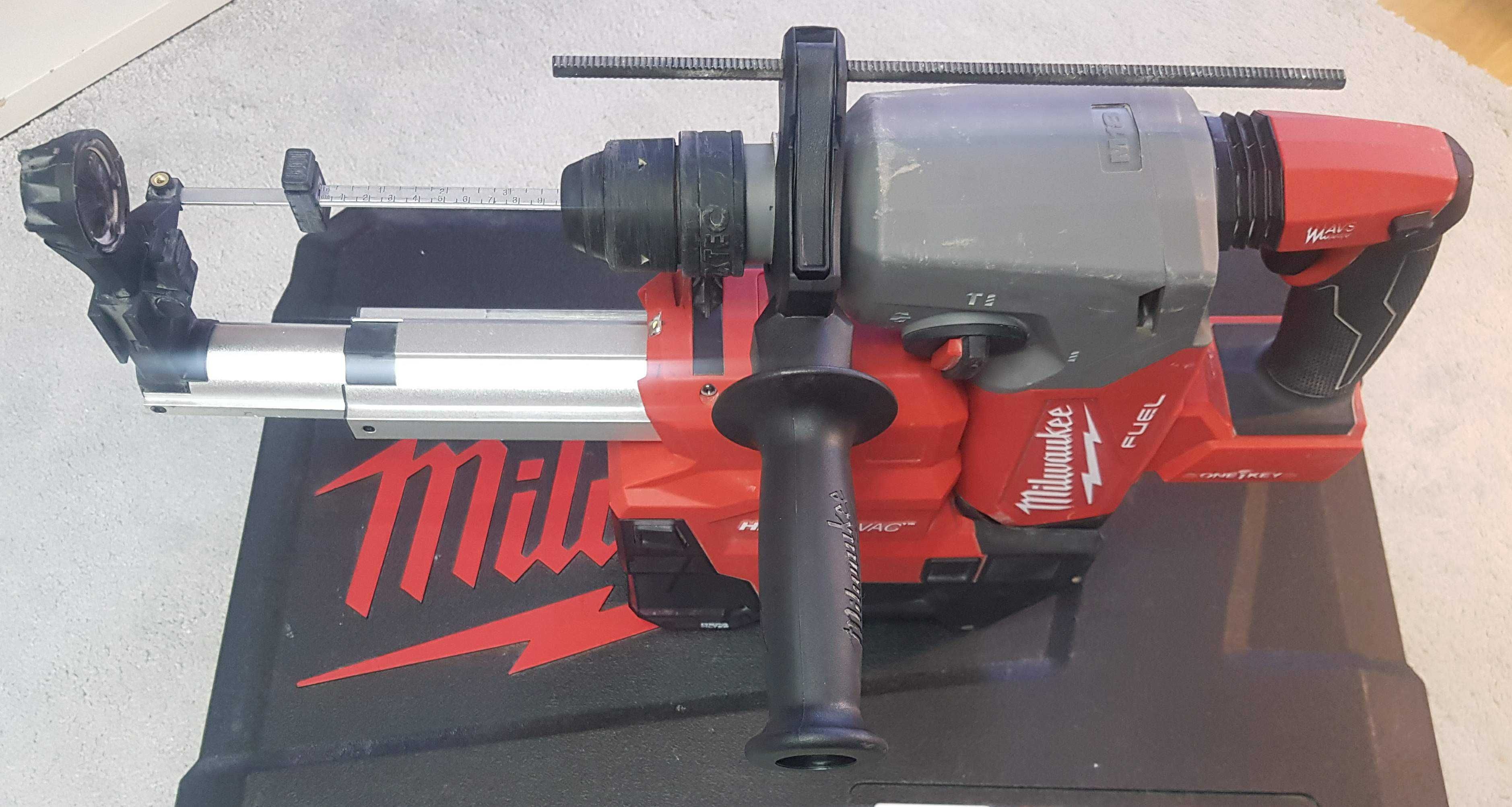 Młot Milwaukee SDS-PLUS z odsysaczem