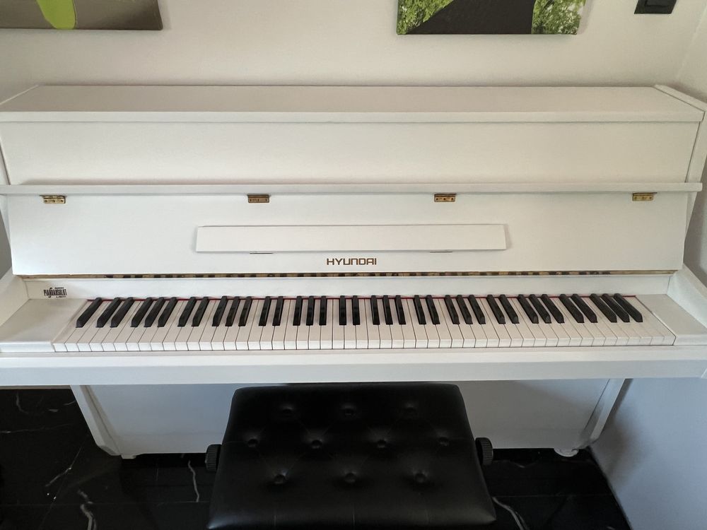 Białe pianino Hyundai U810