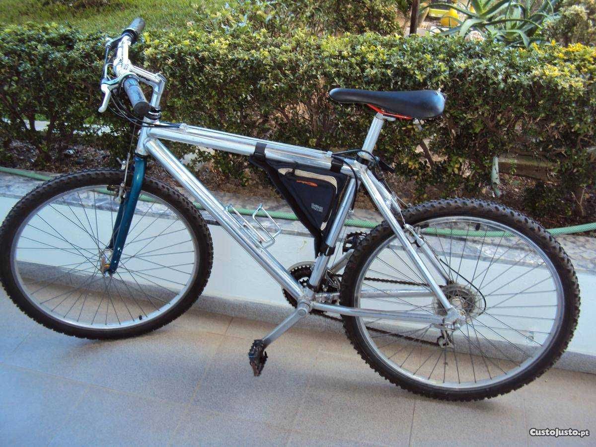 Uma Bicicleta otima para Estrada e BTT Roda 26 em otimo estado