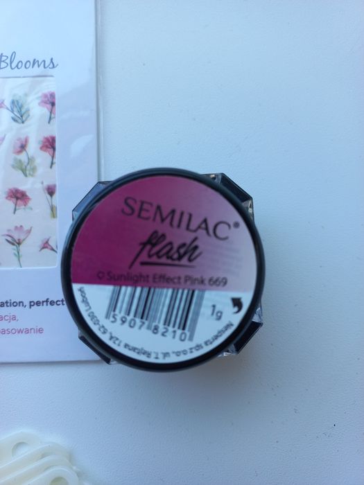 Lakiery sunone i akcesoria do robienia paznokci