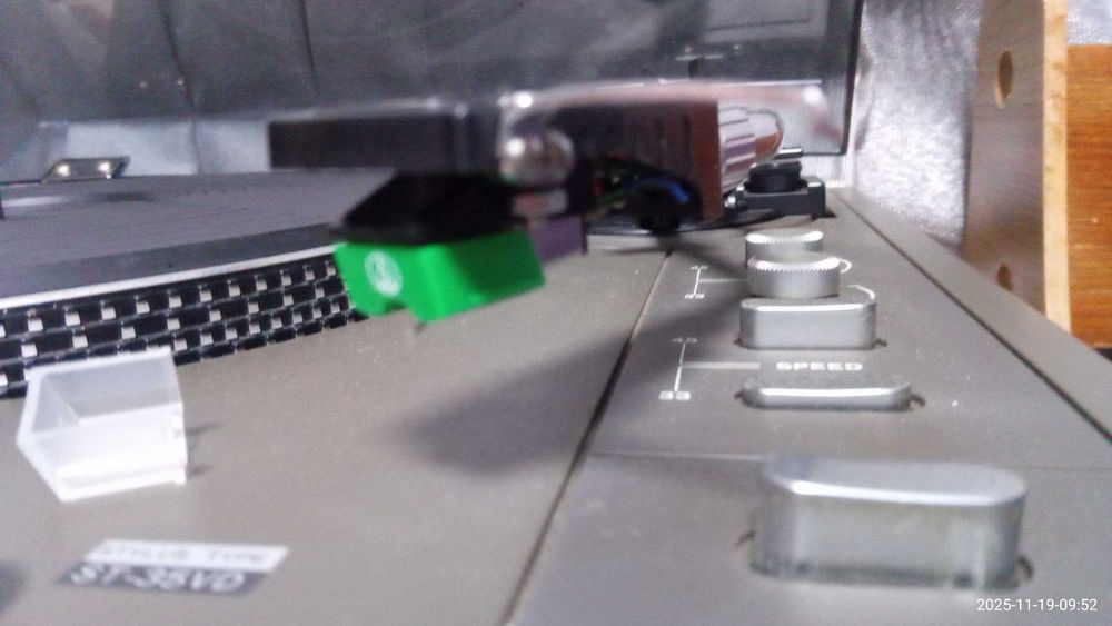 Проигрыватель виниловых пластинок Fisher MT-6211