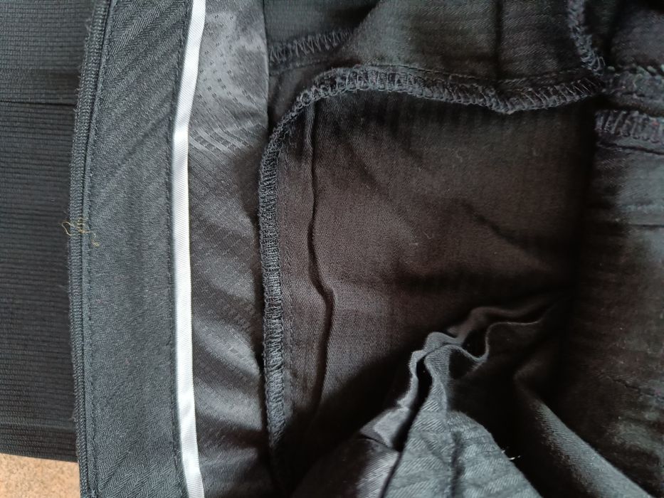 Męski  garnitur Esprit w rozmiarze M/L, czarny.