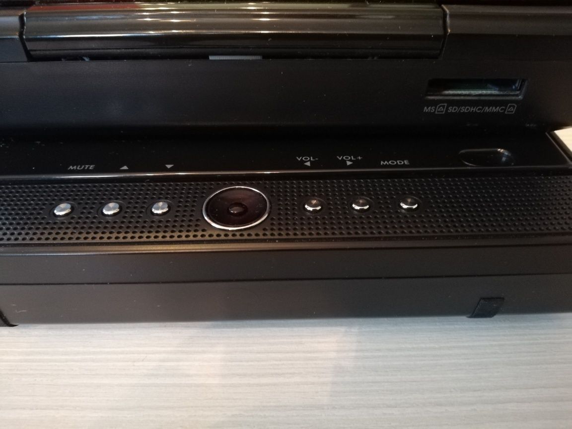 2 Odtwarzacze DVD i CD z monitorami