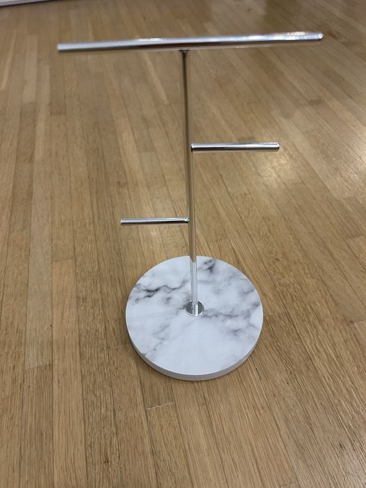 Stojak na bizuterię