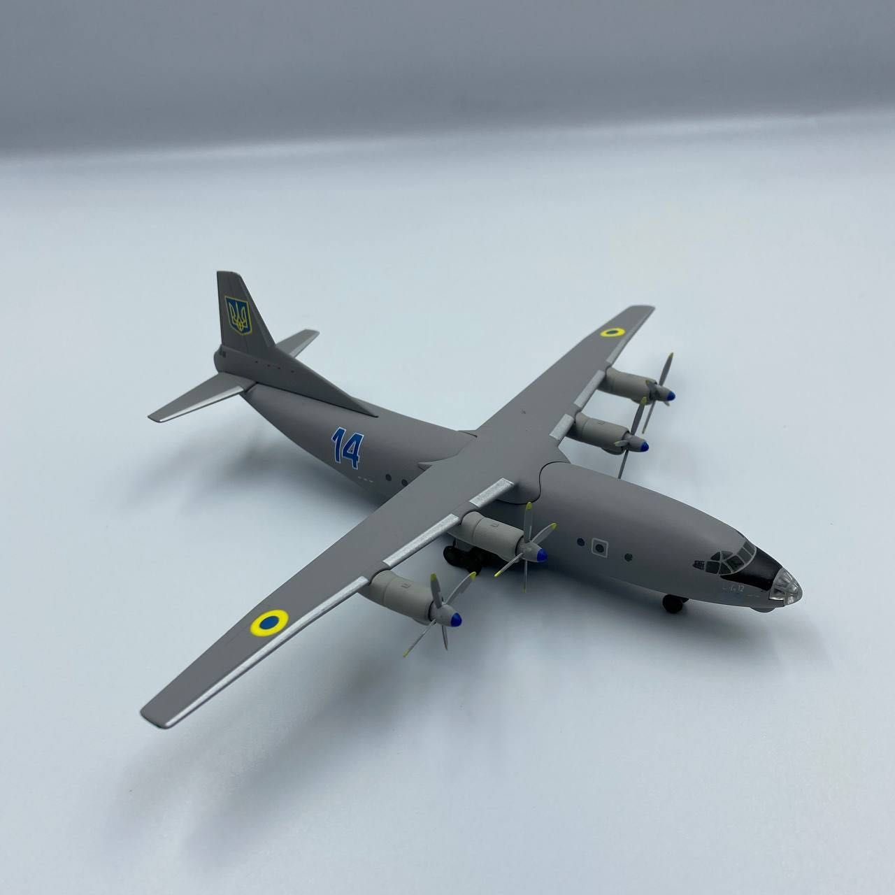 Модель самолёта Ан-12 Ukraine Air Force масштаб 1:200 (17 см)