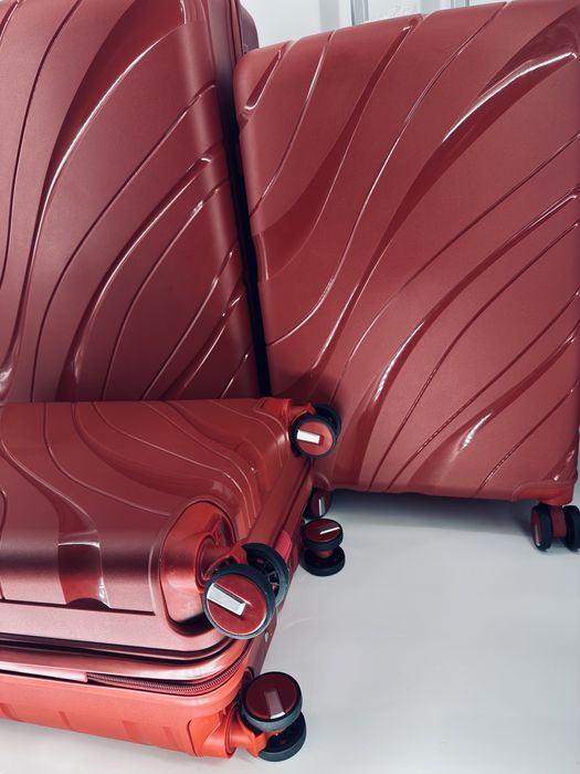 Nowy zestaw walizek ! Nie pekaja ! Najniższa cena rynkowa !