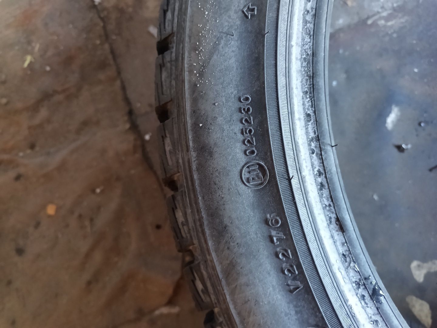 Пара зимових шин Dunlop 225x45 R18 в гарному стані