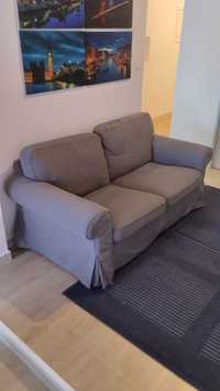 Sofá IKEA cinzento com dois lugares