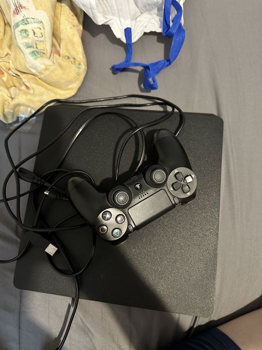 Konsola ps4 slim 1tb+ 1 pad