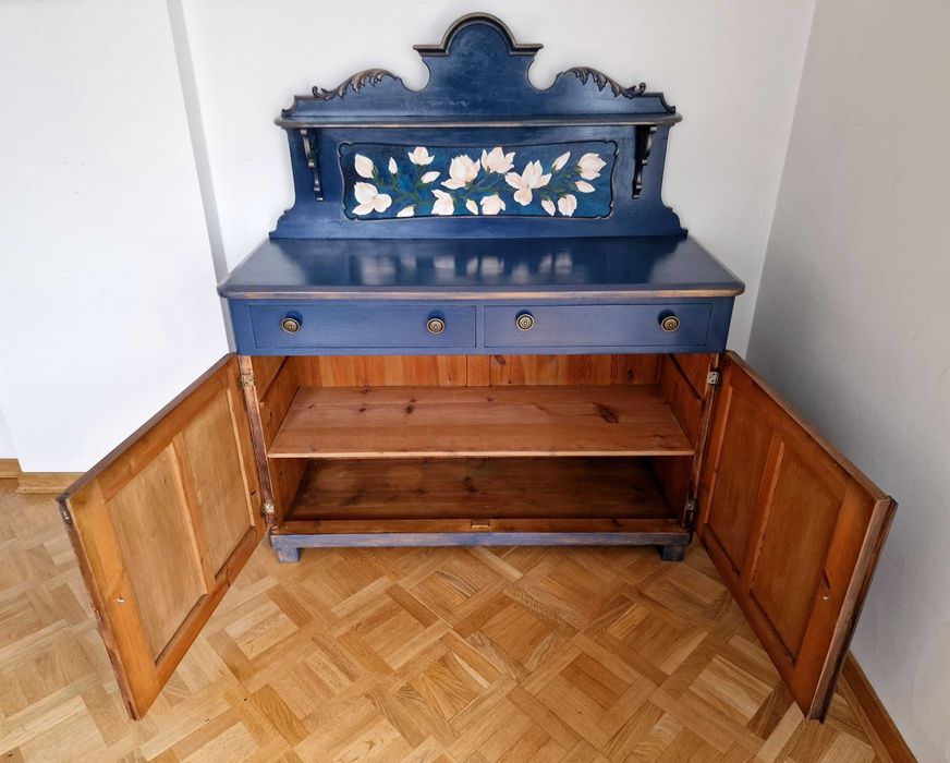Zabytkowa komoda z nadstawką po renowacji ręcznie malowana