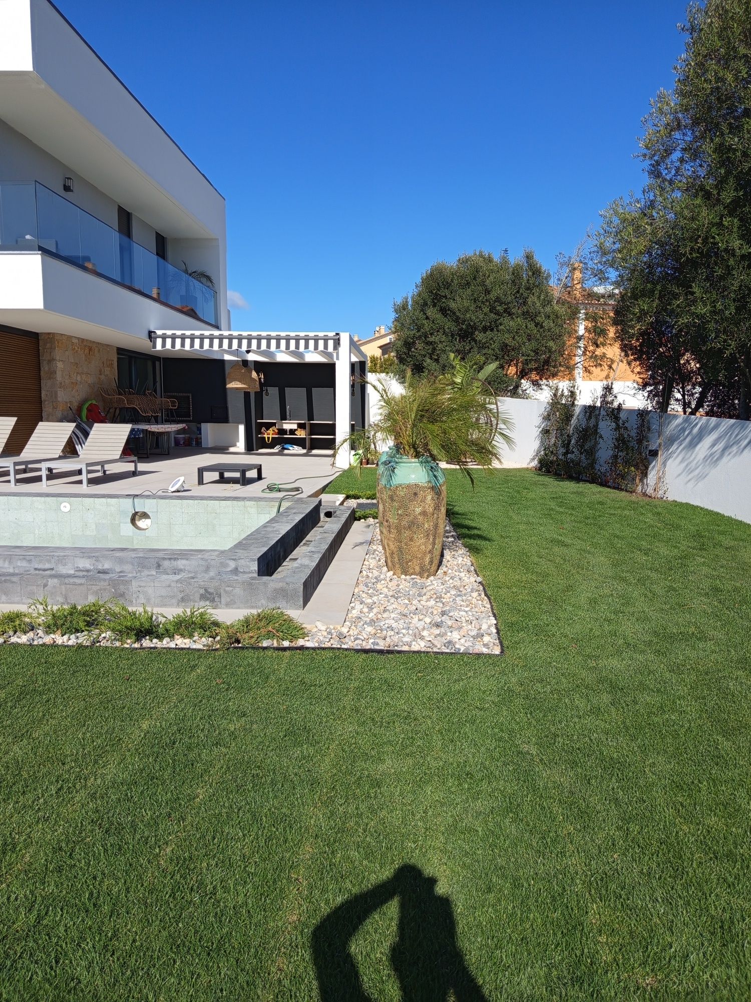 Limpeza de terrenos, construção e manutenção de jardins e piscinas