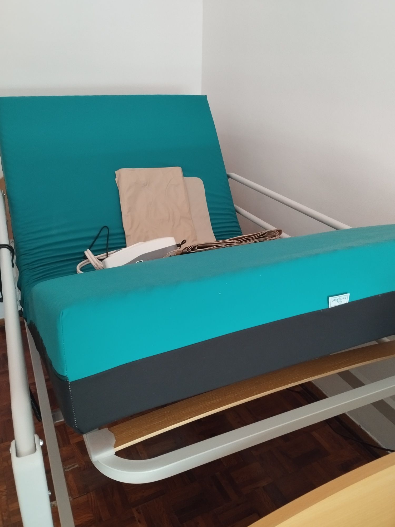 Cama articulada com motor