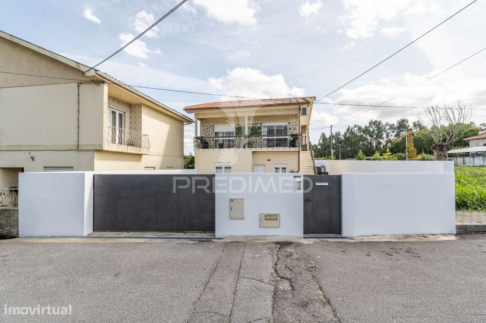 Moradia Individual de tipologia T4 Bi-Familiar