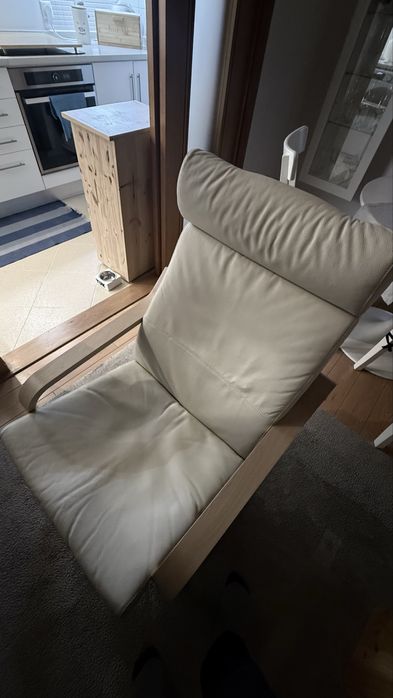 Poltronas POÄNG em madeira e em pele