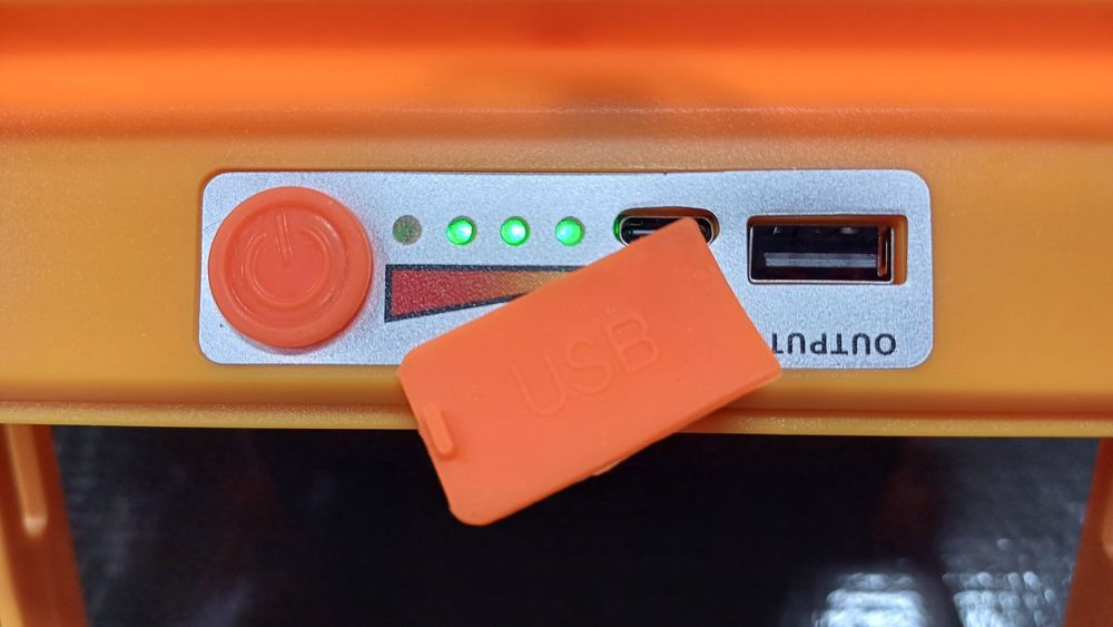 Переносний LED ліхтар - прожектор Powerbank на сонячній батареї з USB