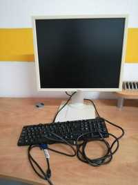 Computador com monitor e teclado