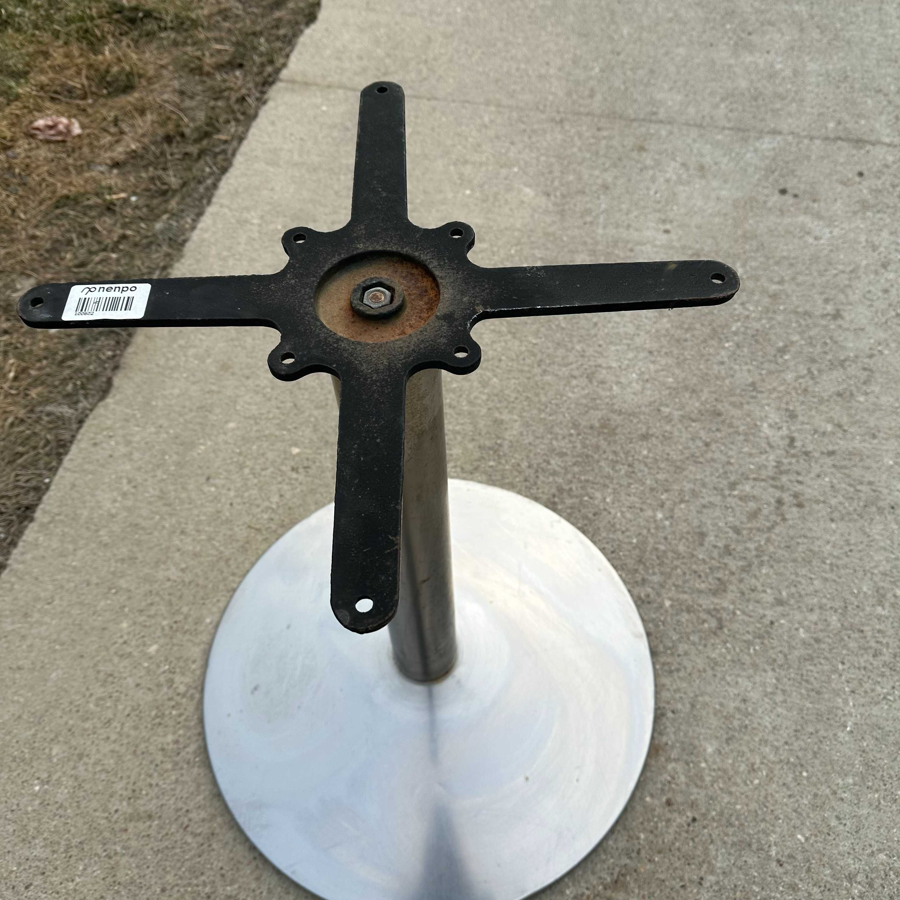 Solidna metalowa podstawa do stolika, srebrna
