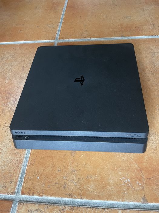 Playstation 4 1TB + Comando Preto PS4
