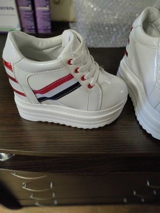 Кросівки -снікерси Нові!