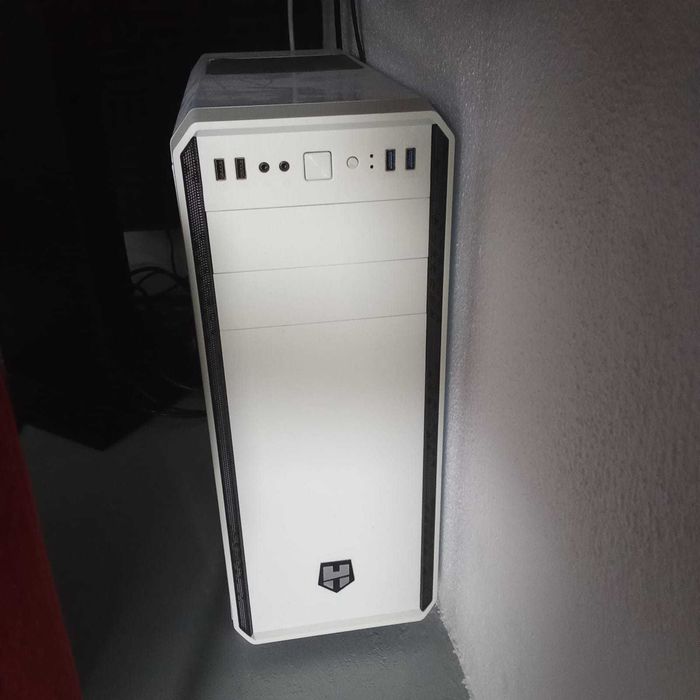 Desktop gaming i5 refrigeração a água, com monitor, teclado e rato