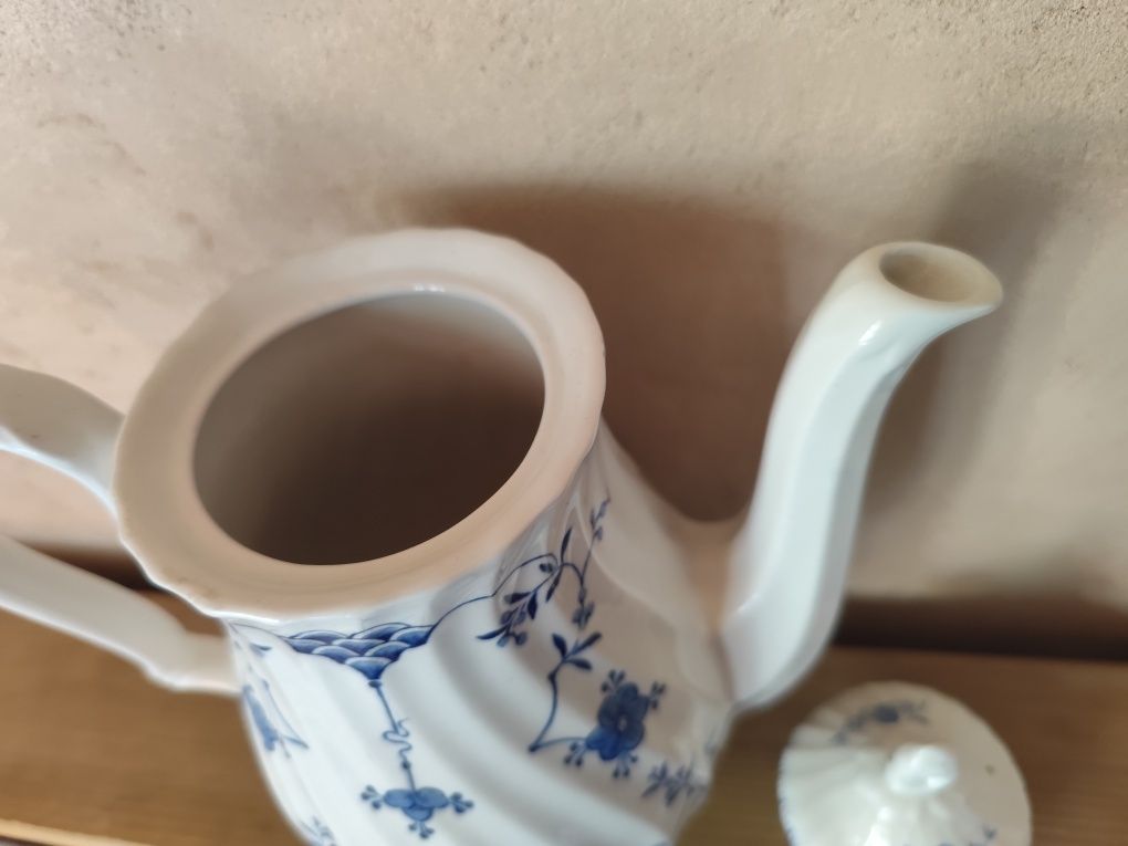 Dzbanek porcelanowy z przykrywką wysokość 24 cm
