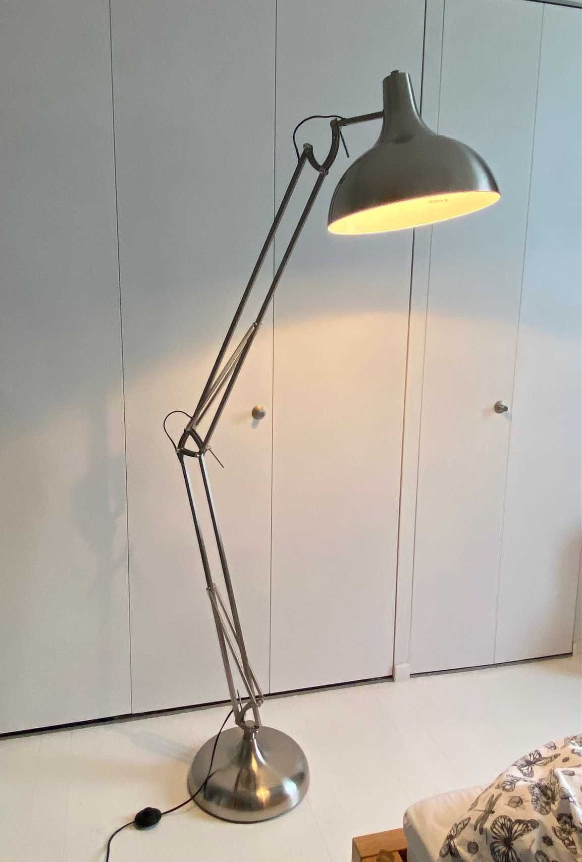 Lampa metalowa stojąca, z ruchomym ramieniem, w stylu industrialnym,