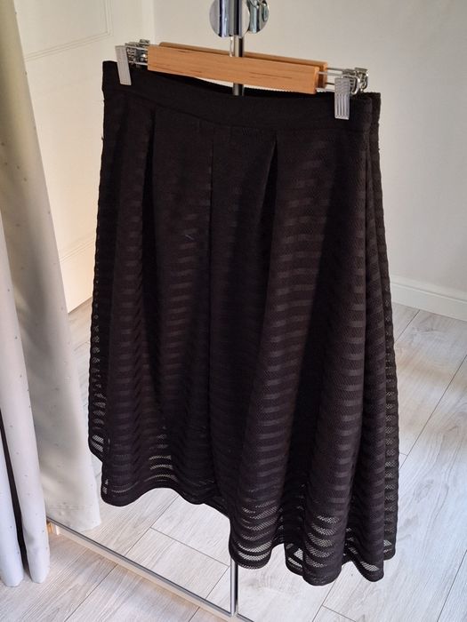 czarna spódnica midi rozkloszowana w paski