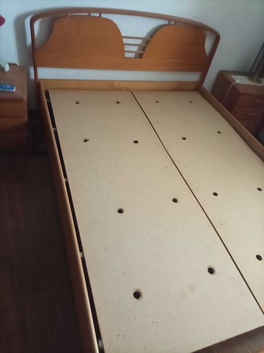 Cama de casal em madeira com 2 mesas cabeceira