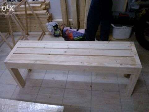 Vários bancos corridos em madeira.