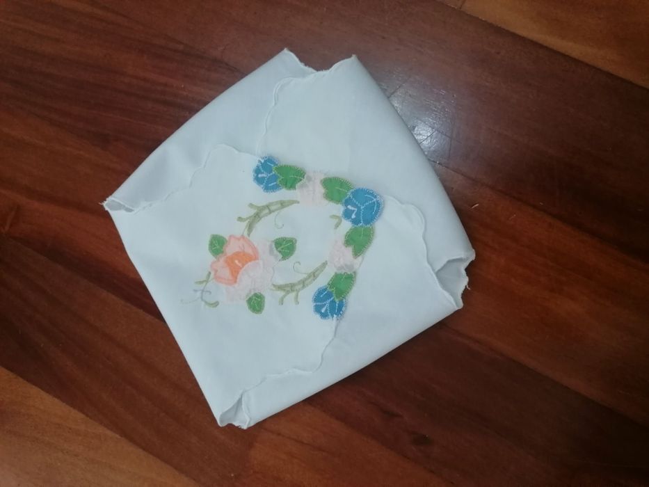 Naprons  bordados  a mão para o cesto do pão