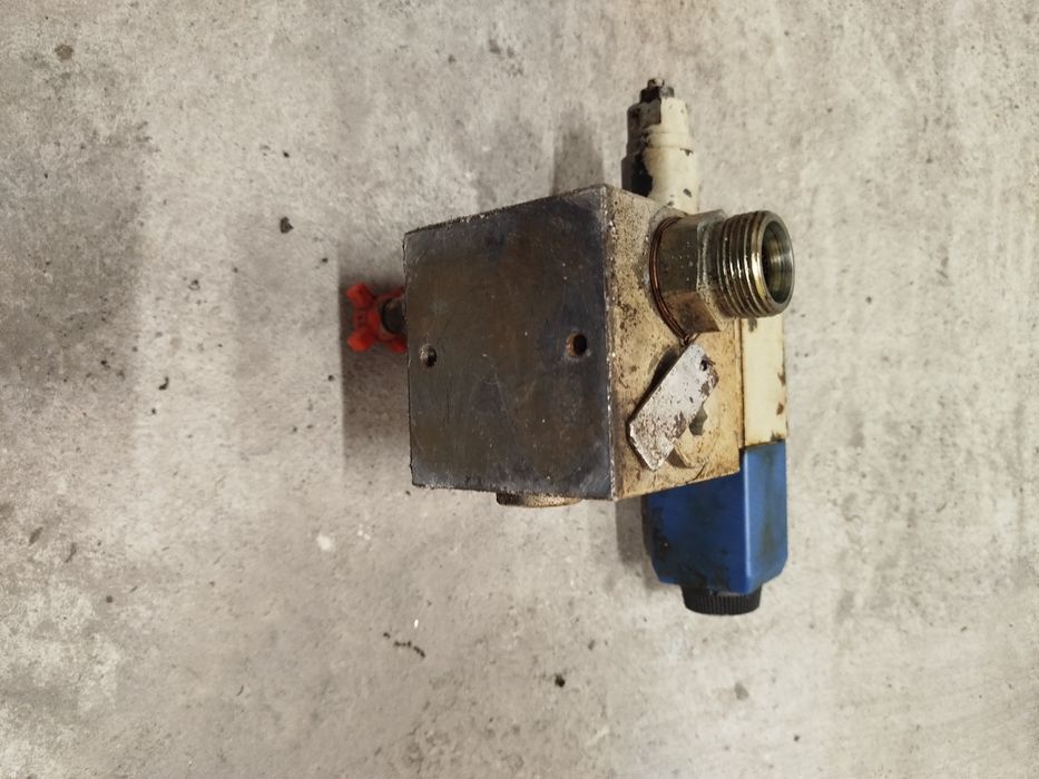 Rozdzielacz hydrauliczny 24V