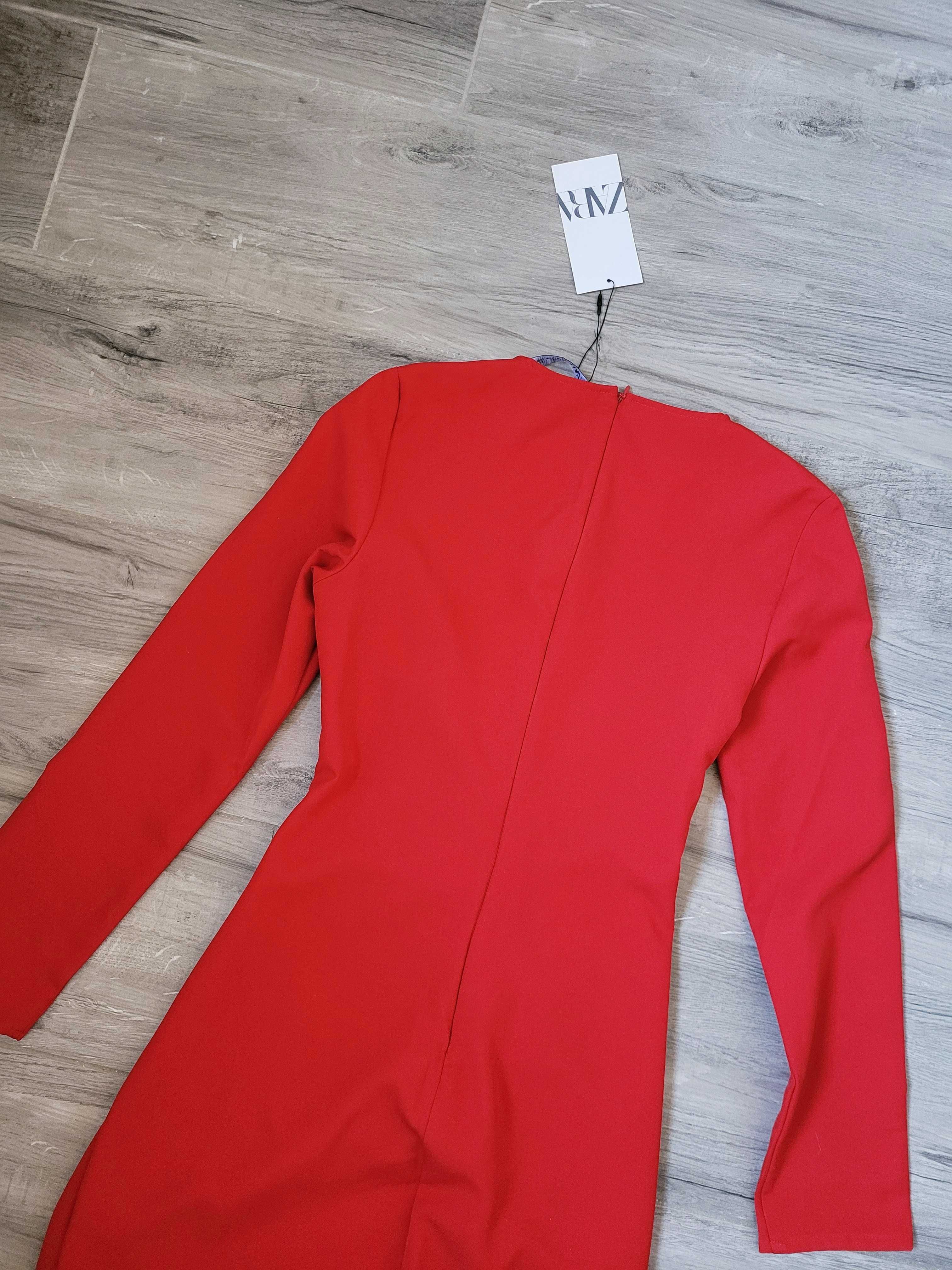 Elegancka czerwona drapowana sukienka midi z rozcięciem Zara
