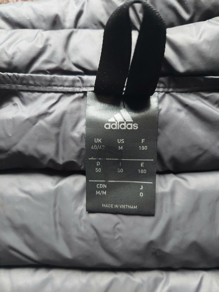 Куртка пуховик фірми adidas оригінал 

Розмір:  М

Буде комфортна на р