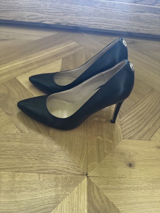 Czarne szpilki Guess