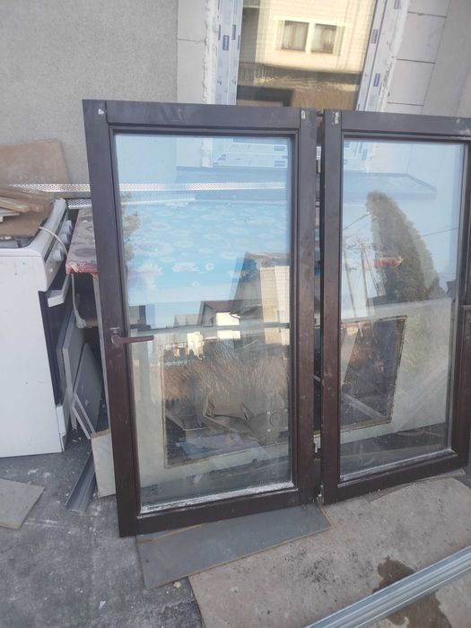 Okno drewniane z demontażu brązowe wymiar ramy 244,5cm x 244cm