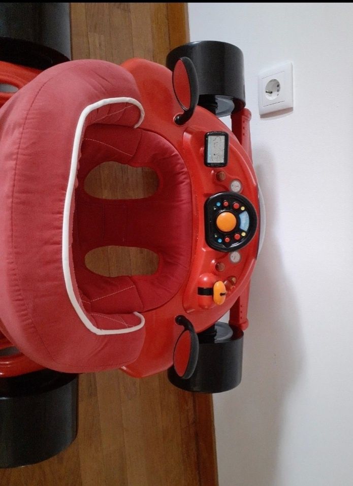 Andarilho bebe para aprender a caminhar, com sons
