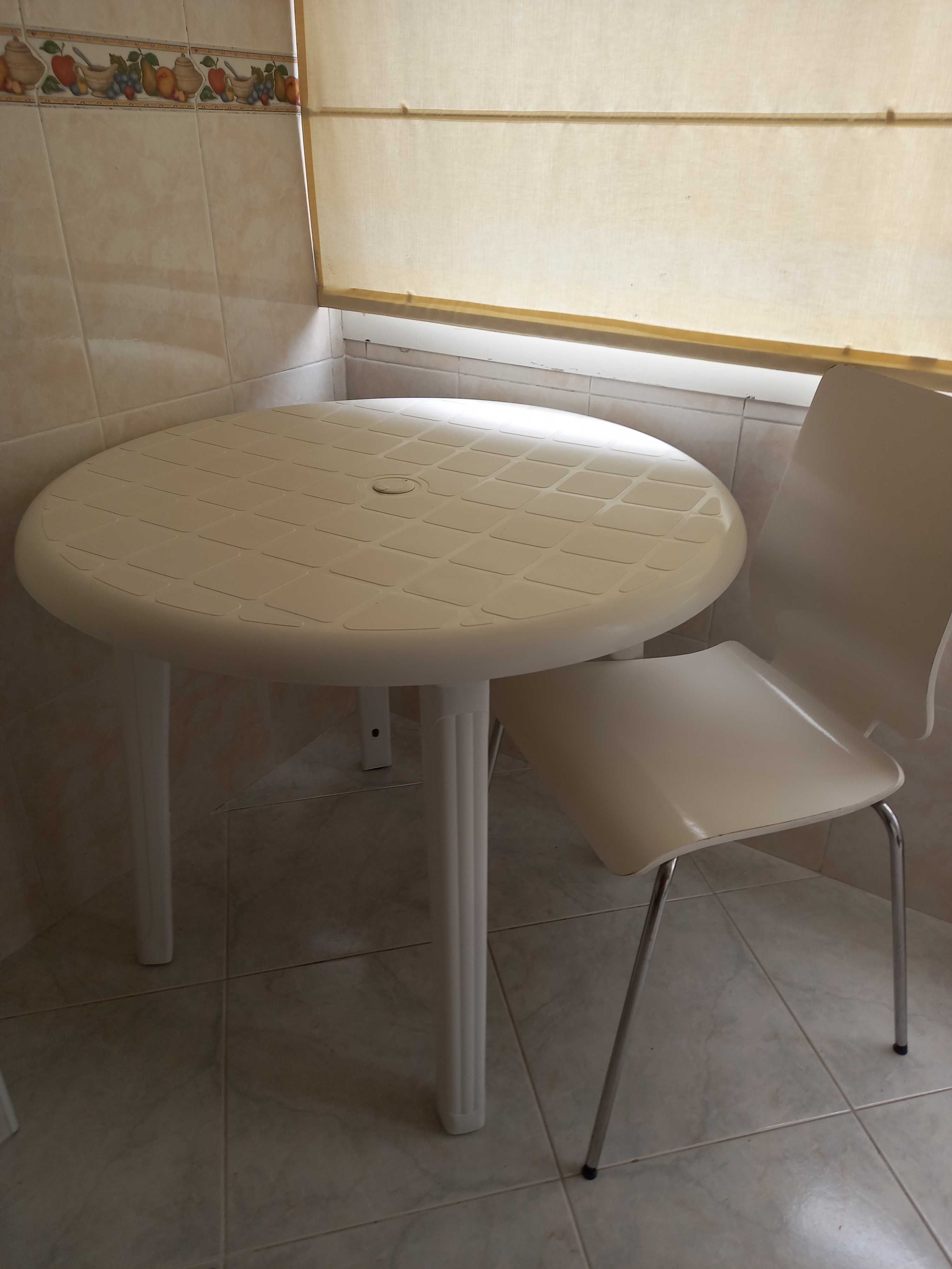Vendo mesa de resinha, branca, diâmetro 90cm. Cadeira IKEA branca.