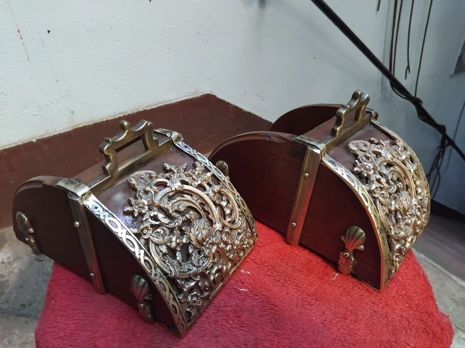 Par de estribos em madeira e bronze