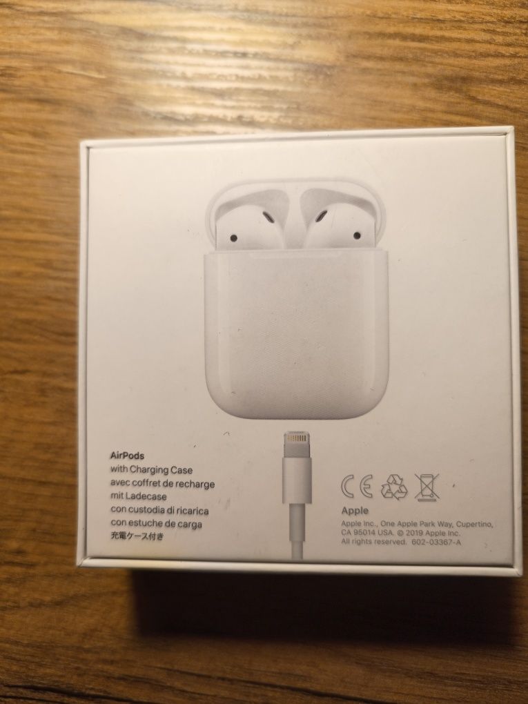 Słuchawka prawa AirPods z bazą.