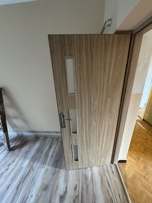 Drzwi 80 lewe z oscieznica stan b. Dobry