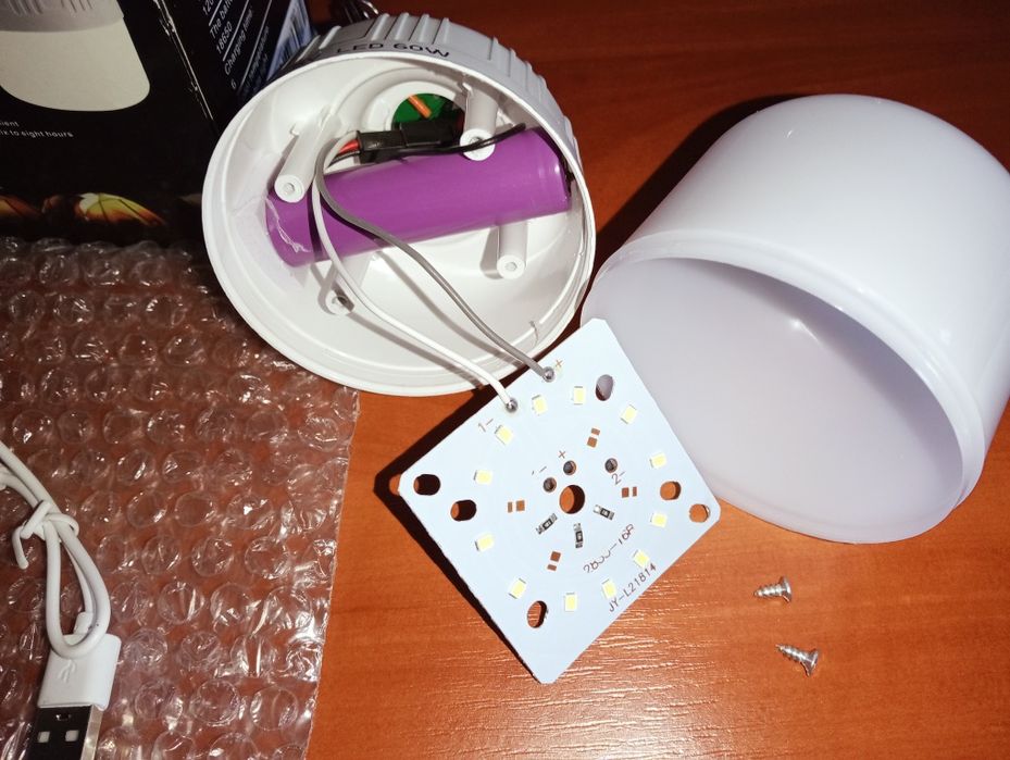 LED лампа 60W на акумуляторі 18650