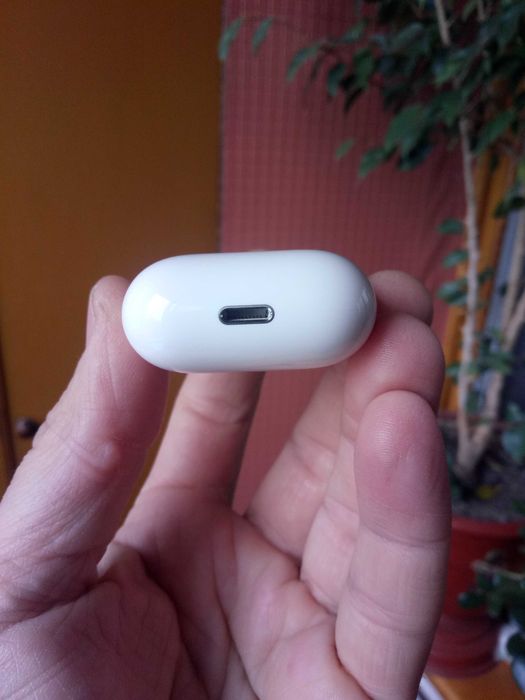 Продам кейс  наушников Apple AirPods 2