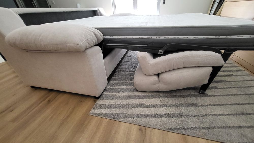 Sofá-cama semi-novo