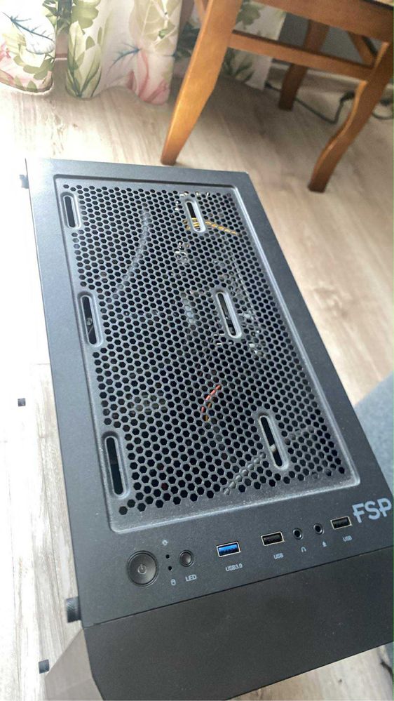 Kopmuter z monitorem