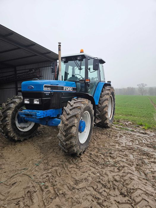 Ciągnik Ford 8240