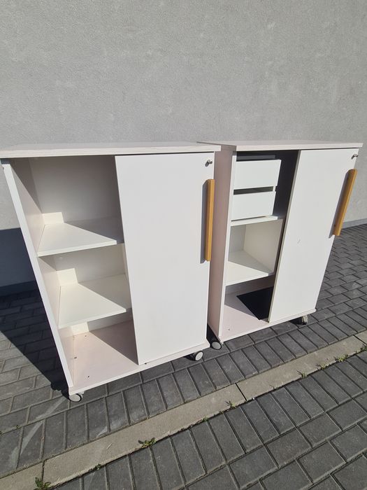 Nowoczesne szafki  na kółkach – mobilne, fronty panel tekstylny