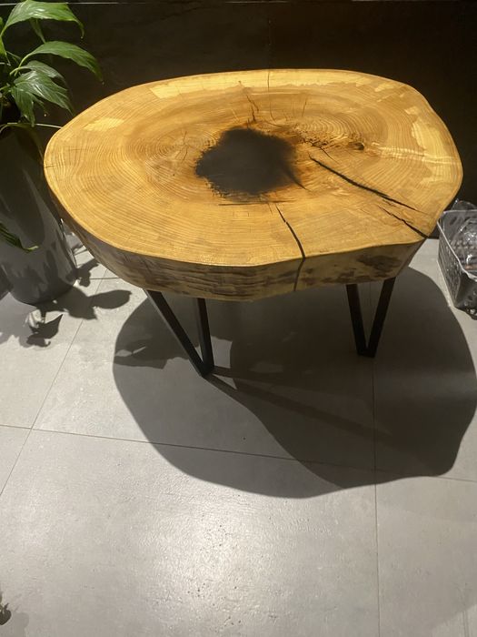 Stolik z dużego plastra jesionu z żywicą loft